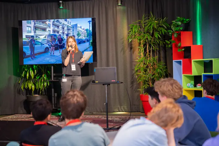 A speaker presenting to Schulpraktikum Games students on the InnoGames stage